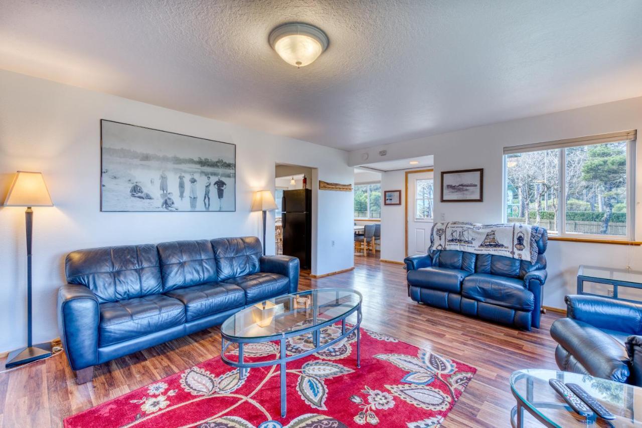 Hats House Coos Bay Exterior photo