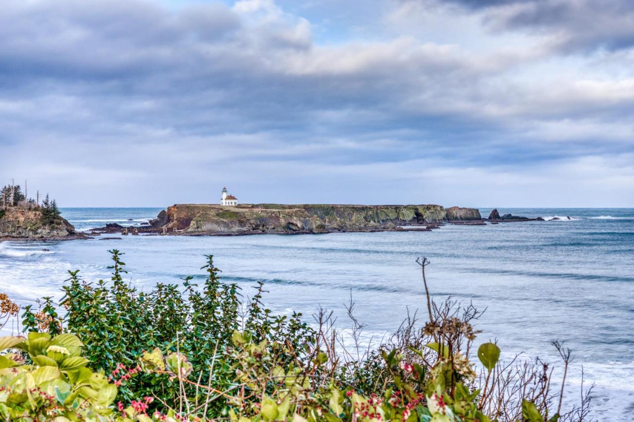 Hats House Coos Bay Exterior photo