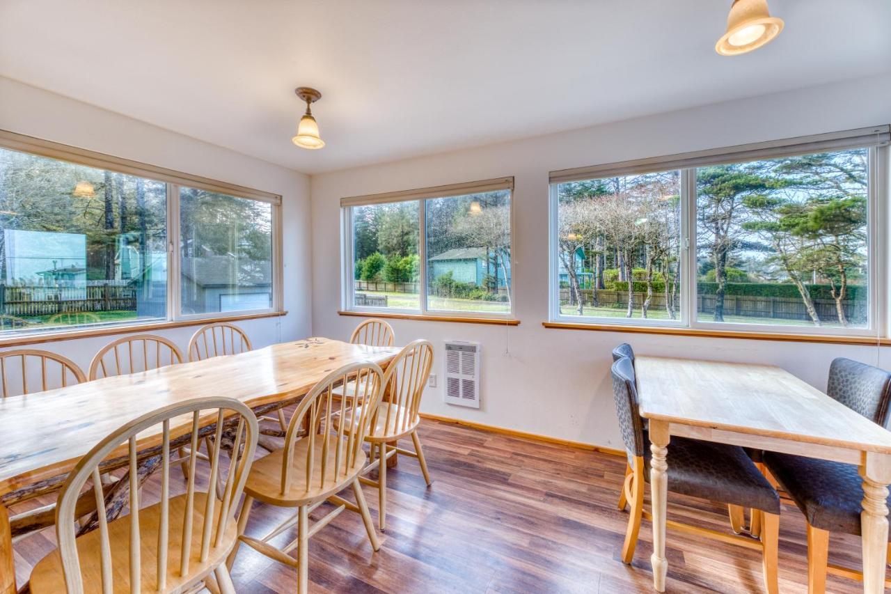 Hats House Coos Bay Exterior photo
