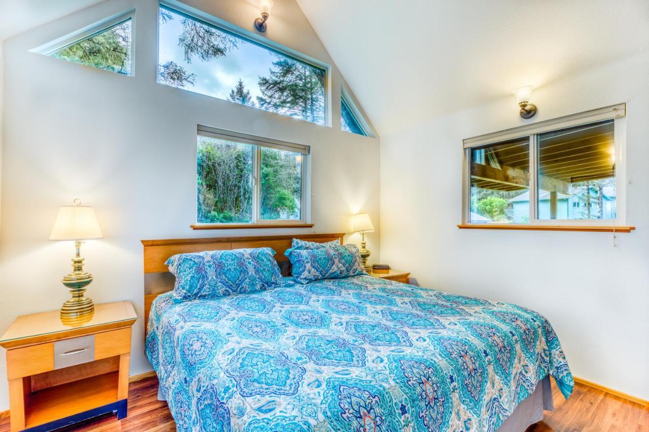 Hats House Coos Bay Exterior photo