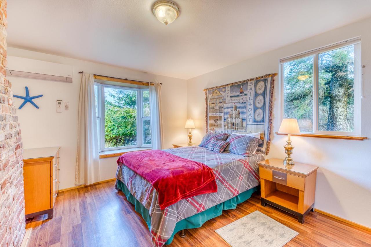 Hats House Coos Bay Exterior photo